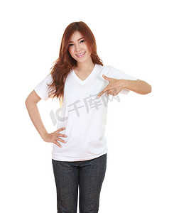 有空白的白色T恤的年轻美丽的女性