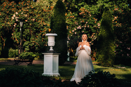礼服首饰摄影照片_花园里的新娘, 早晨和新娘, 新娘费, 早晨新娘, 白色礼服, 戴耳环