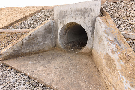 高速公路下涵排水管及沟渠结构的安装