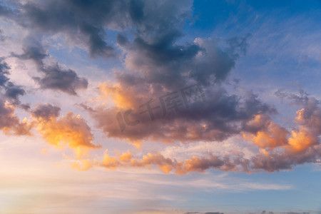 蓝色光芒摄影照片_美丽的夕阳天空在云层之上，散发着戏剧性的光芒。