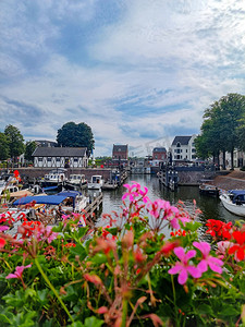荷兰运河上的房屋、船只和树木。