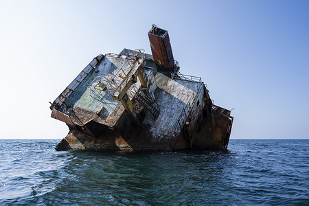 俄罗斯克里米亚共和国卡拉金斯卡亚湾，一艘沉船伸出水面。 
