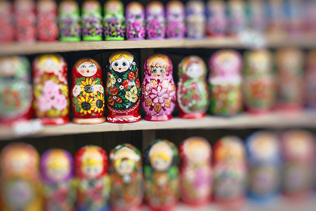 市场上色彩缤纷的俄罗斯套娃套娃。