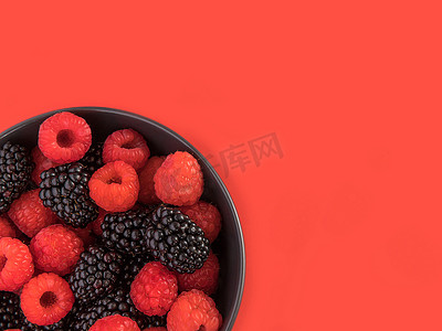 黑色碗中的黑莓和覆盆子。