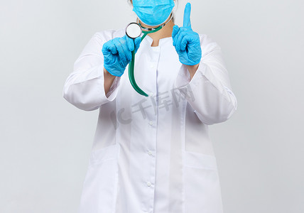 一件白色外套和面具的军医妇女，佩带蓝色医用胶乳