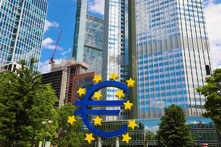 早上，德国法兰克福商业区欧洲中央银行总部带有巨型欧元标志的商业和金融概念