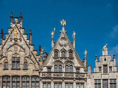 比利时安特卫普格罗特市场中央广场的立面顶部。