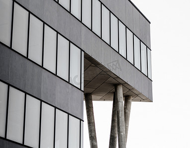 带柱子和空窗的灰色混凝土结构