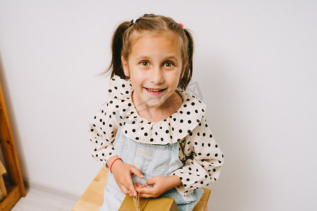 一个穿着圆点印花衬衫的小女孩。
