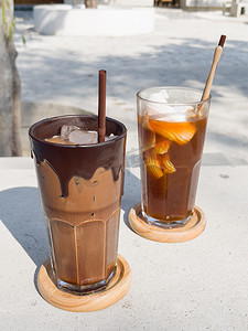 一杯冰摩卡咖啡和冰美式咖啡加椰子汁