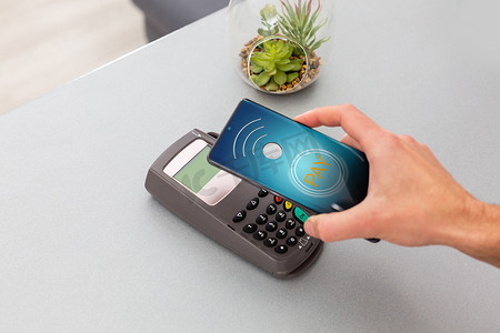 顾客使用手机NFC支付