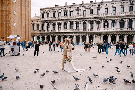 全国旅游日摄影照片_意大利威尼斯 - 2019年10月4日：意大利威尼斯婚礼。