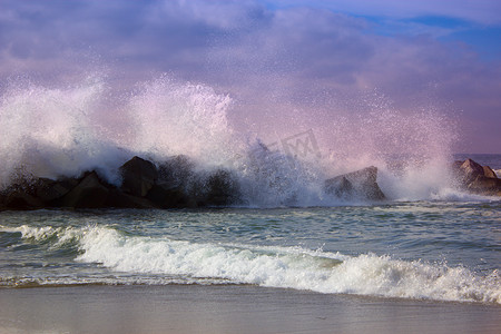 波涛汹涌的海浪，美丽的海景，强大的潮汐在行动