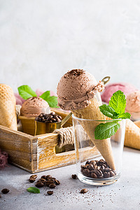 冰淇冰糕雪糕甜筒摄影照片_华夫饼甜筒配咖啡冰淇淋