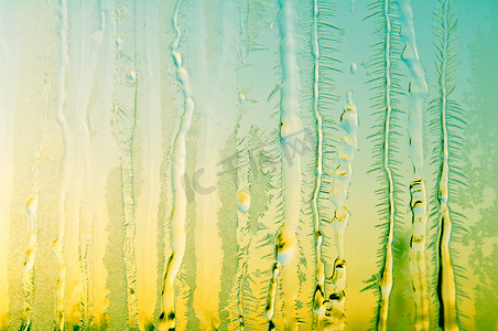 结霜的窗玻璃上的冰花和霜图案