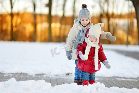 两个小姐妹在下雪的冬日玩得开心
