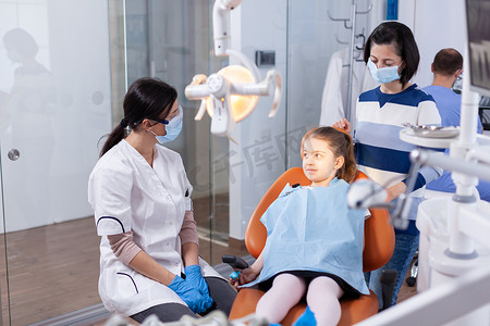 牙医在课程儿童检查中戴口罩