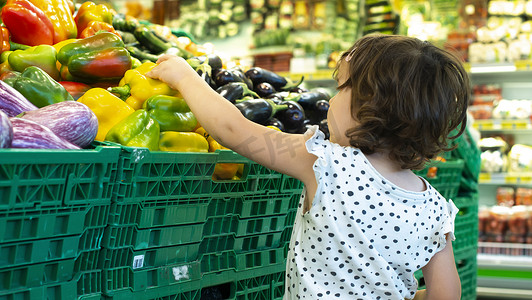 儿童在超市购物辣椒。