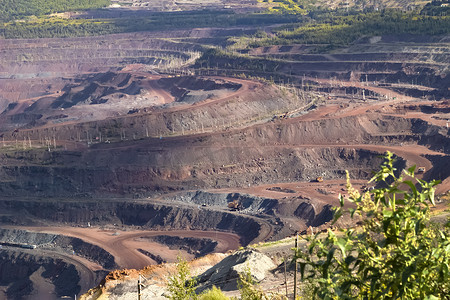 运营岗位摄影照片_铁矿石开采工作矿山全景，顶视图。
