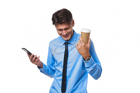 打领带的男人摄影照片_穿衬衫、打领带的男人打电话交流一杯咖啡工作室的生活方式