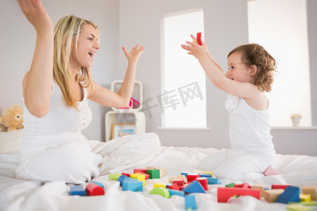 母女俩在床上玩积木