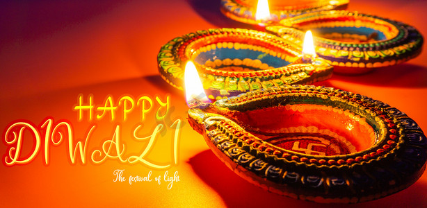 印度节日排灯节，Diya 油灯在五颜六色的 rangoli 上点亮。