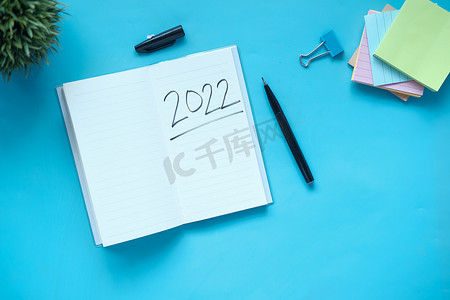 记事本上的 2020 年新年目标和桌上的文具