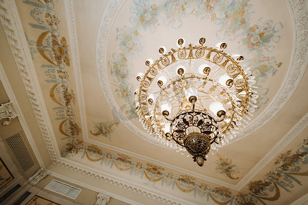 宫殿里的仿古水晶吊灯吊灯。