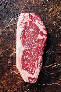 生纽约牛排或西冷牛排放在屠夫桌上。