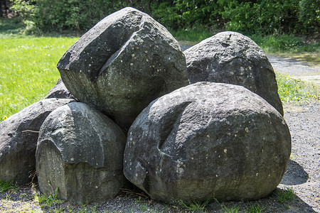 灰色柱子摄影照片_堆积的古老玄武岩球和柱子
