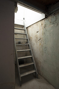 废弃楼梯摄影照片_地窖木楼梯通向黑暗地下室、旧废弃建筑中的石头和砖砌下层