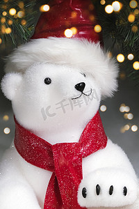 戴着红色圣诞帽的玩具白熊肖像特写