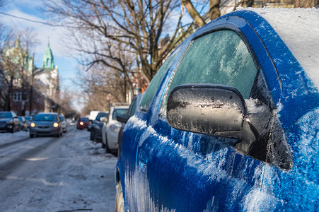 蒙特利尔冻雨过后，厚厚的冰层覆盖着汽车，