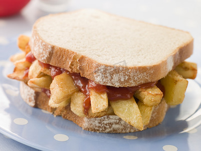 快餐套餐摄影照片_白面包薯片三明治配番茄酱