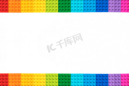 白色背景上的多色乐高构造器砖框架。