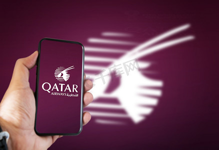 航空公司ppt摄影照片_卡塔尔多哈，2021年7月：一只手拿着手机，屏幕上显示卡塔尔航空公司的航空公司应用程序