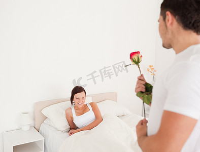 帅哥为他的女朋友送玫瑰