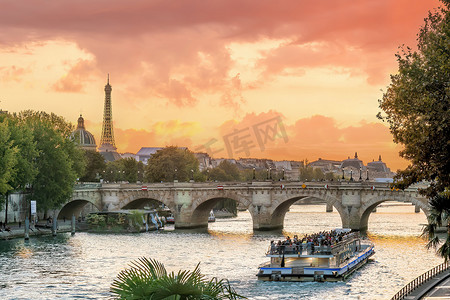 拱形摄影照片_巴黎城市天际线与法国埃菲尔铁塔城市景观