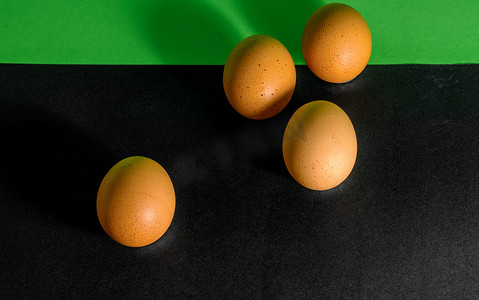 复活节的抽象图片，四个鸡蛋来自主要是黑色和上部绿色背景