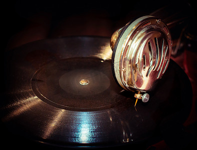 黑胶唱片和老式留声机的碎片特写