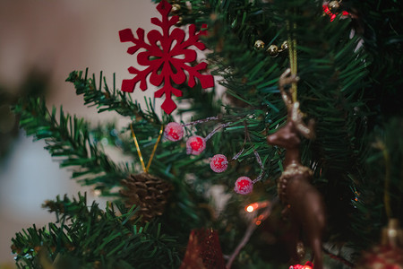 圣诞玩具以蓝-红-白复古星形雪花的形式出现在圣诞装饰的圣诞树上。