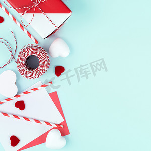 情人节、母亲节艺术设计概念促销 — 红色、白色包装礼盒，隔离在柔和的浅蓝色背景、平躺、顶视图上。