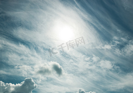 蓝色梦幻般的天空中的白云