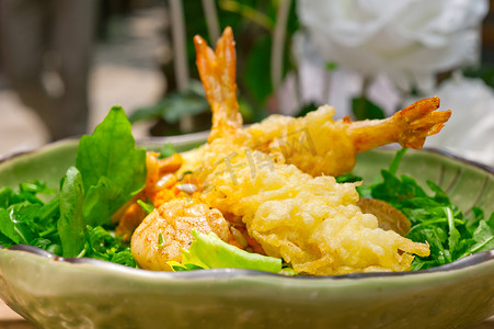 罗虾摄影照片_新鲜的日本天妇罗虾配沙拉