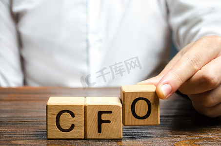 招募摄影照片_一个人把这个词的首字母缩写词缩写为 CFO。