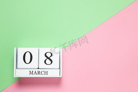 日期为 3 月 8 日的万年历，粉红色和绿色双色背景。