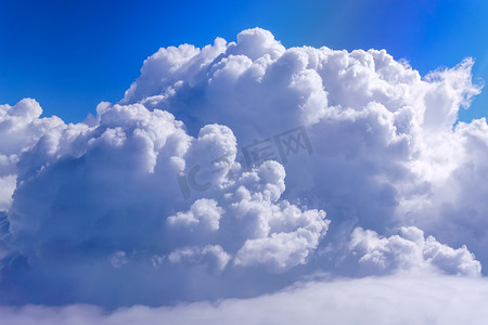 蓝天白云映衬下的大片白云，从飞机窗口看到的景色。