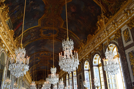 老人2.5d摄影照片_法国凡尔赛宫-2018 年 5 月 2 日：法国著名凡尔赛宫的镜厅