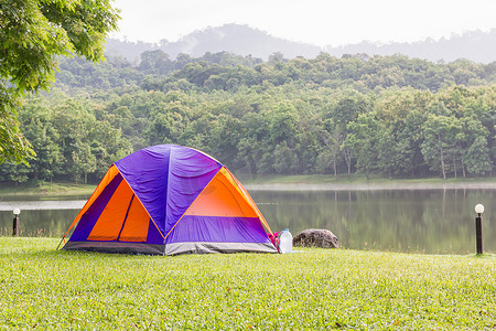 在森林里露营的圆顶帐篷