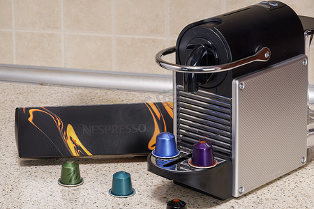 自动 Nespresso 咖啡机用于制作带有铝制胶囊的浓缩咖啡。